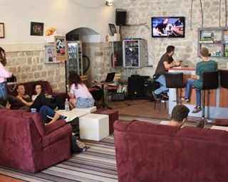 Studentski klub „Božo Lerotić“ traži kandidate za obavljanje posla domaćina kluba