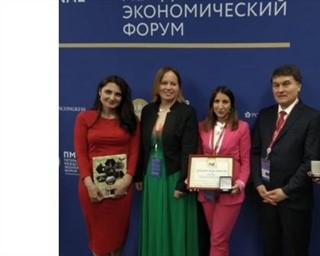 Matea Fumić, studentica, Branka Jeličić, alumni i doc. dr. sc. Sandra Hadžihalilović, pročelnica Odjela za rusistiku – pobjednice natječaja „Moja zemlja – moja Rusija“