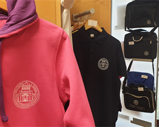 Sveučilišna knjižara Citadela - akcijska prodaja majica, šuškavaca i torba s grbom Sveučilišta u Zadru
